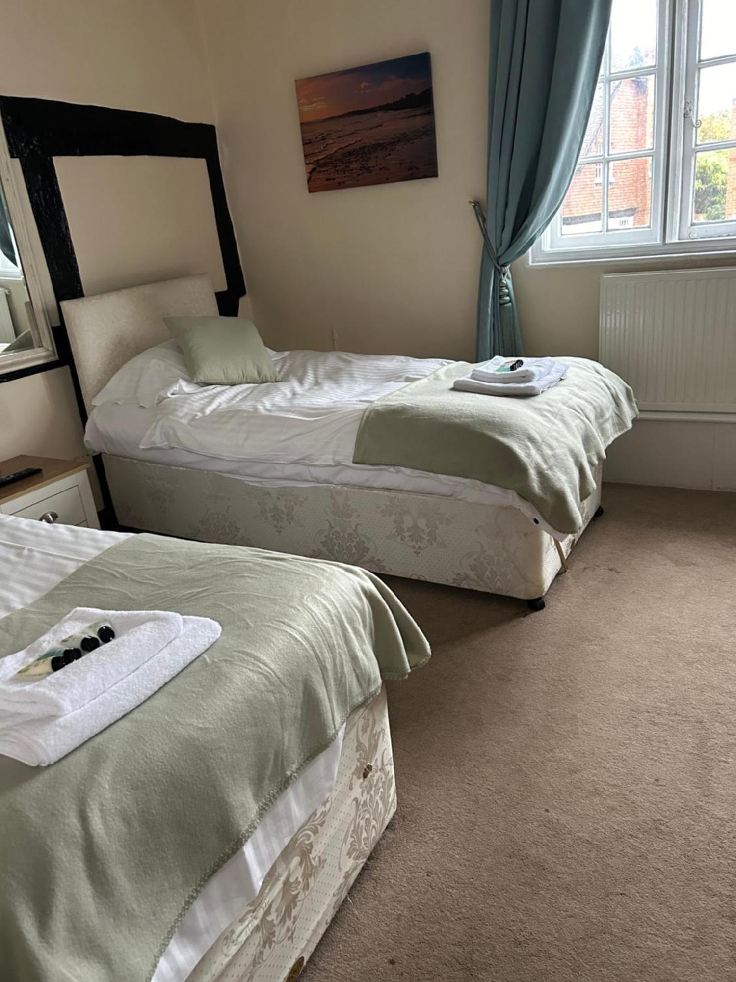 Hotel The Wheatsheaf Bramley  Extérieur photo