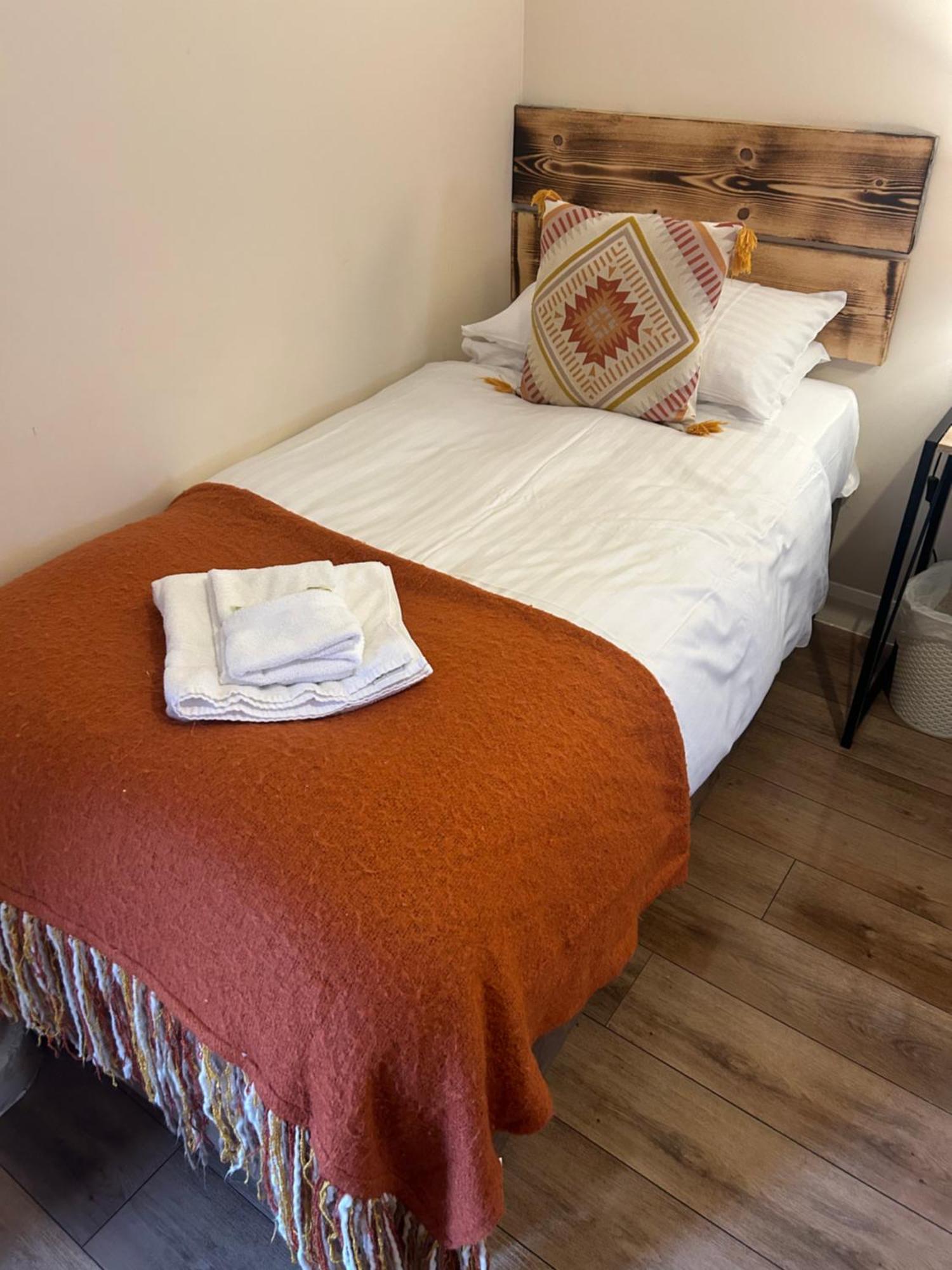 Hotel The Wheatsheaf Bramley  Extérieur photo