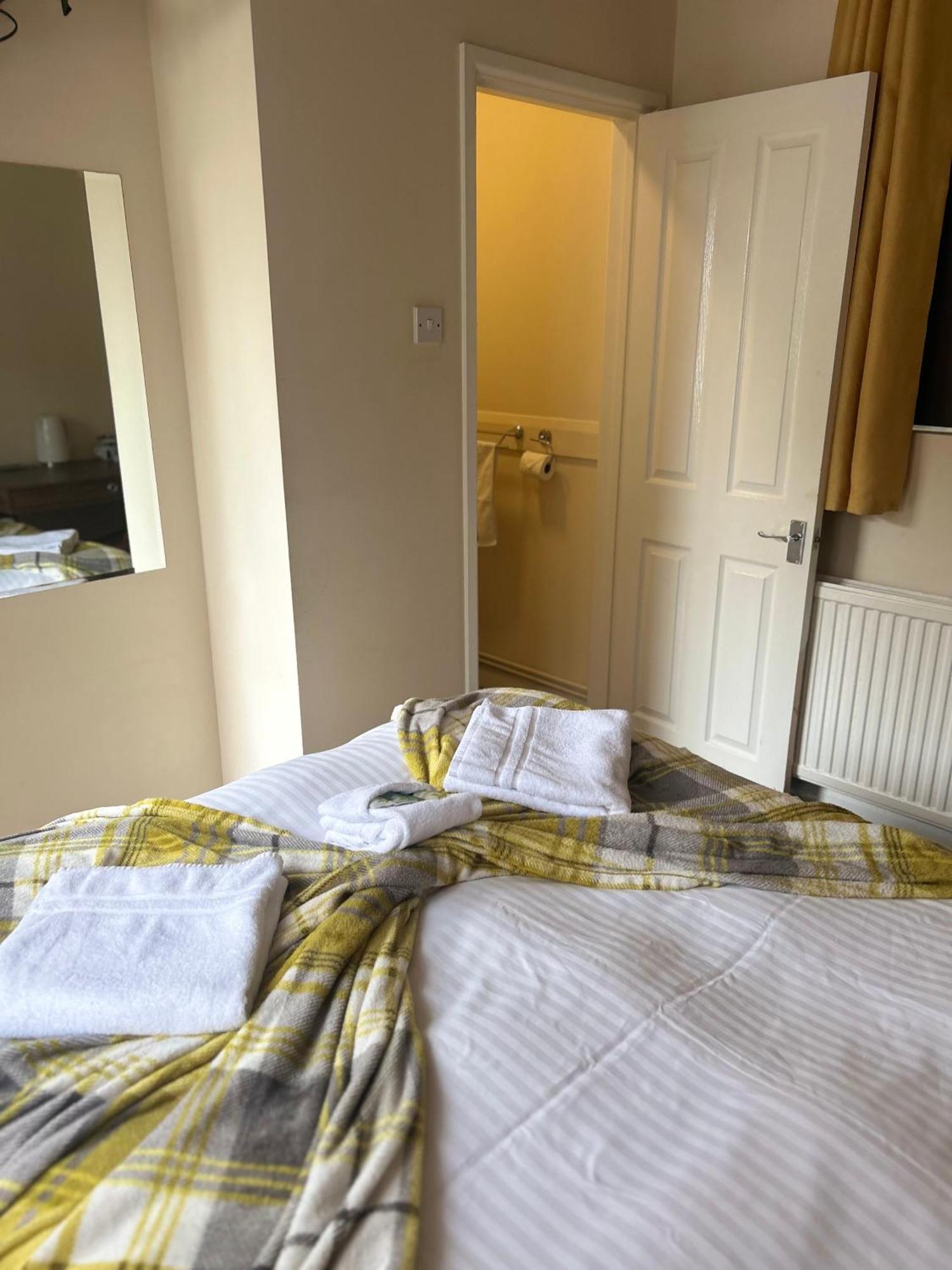 Hotel The Wheatsheaf Bramley  Extérieur photo