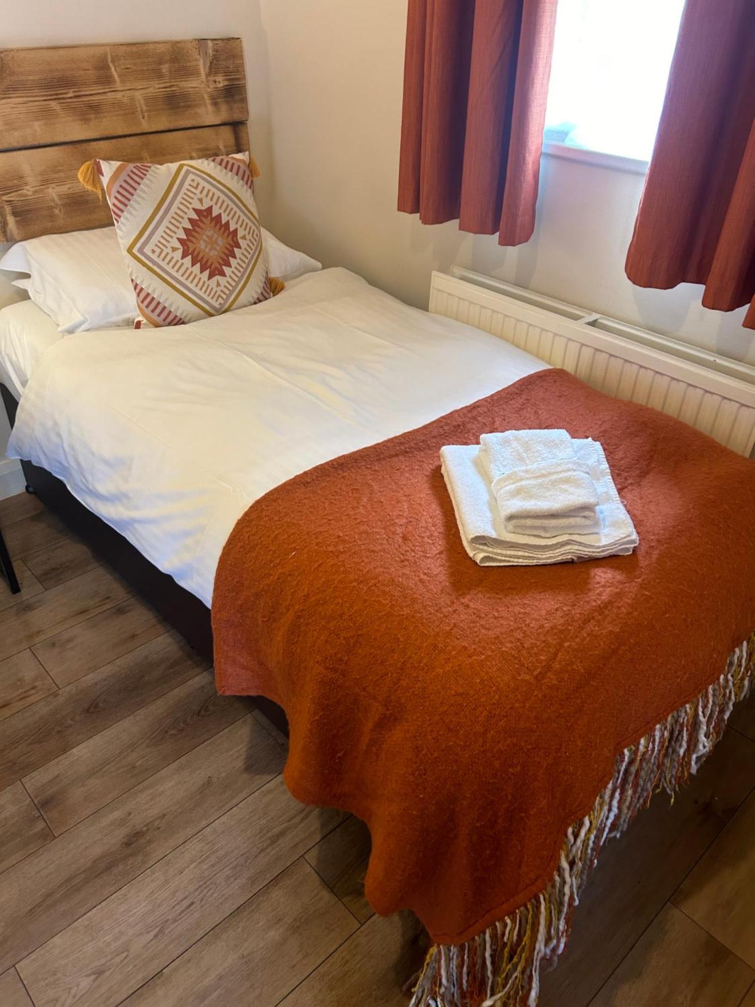 Hotel The Wheatsheaf Bramley  Extérieur photo