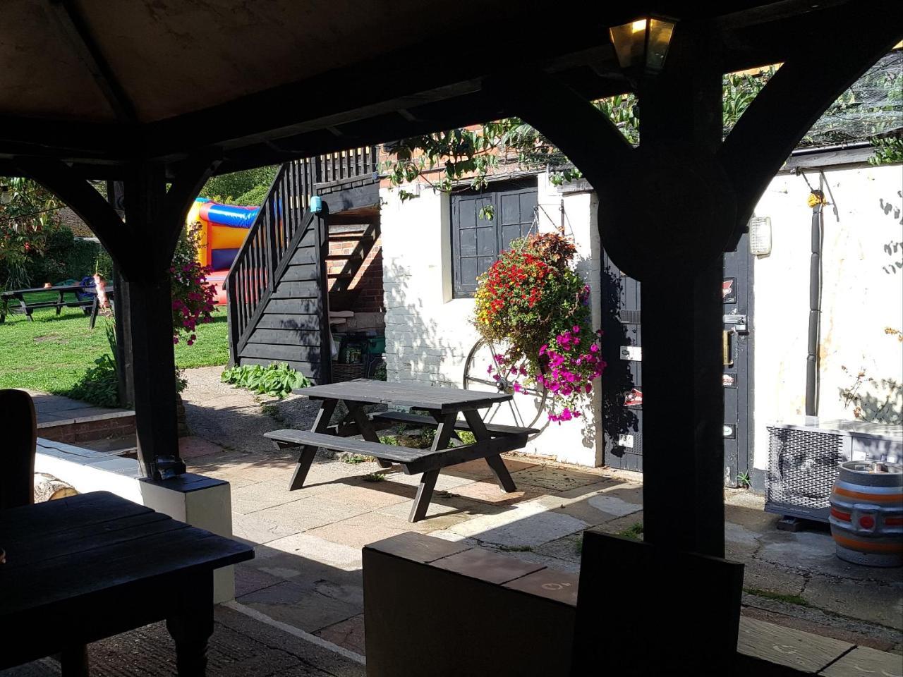 Hotel The Wheatsheaf Bramley  Extérieur photo